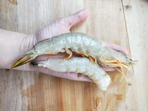 逐一掐头，剥壳。