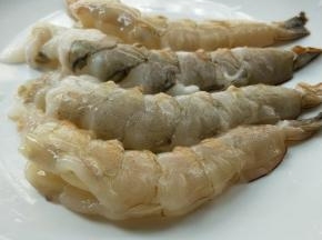 开背去虾线。