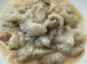 加适量淀粉用手抓匀。
