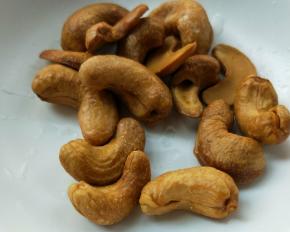 准备油炸腰果。