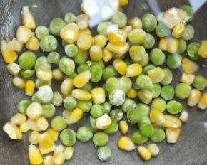 青豆玉米粒开水焯烫一下，捞出沥干。