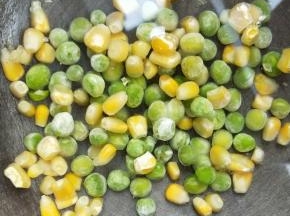 青豆玉米粒开水焯烫一下，捞出沥干。