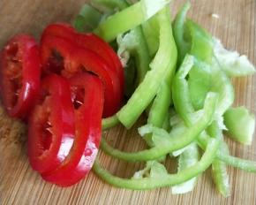 青椒切丝，红椒切丝。
