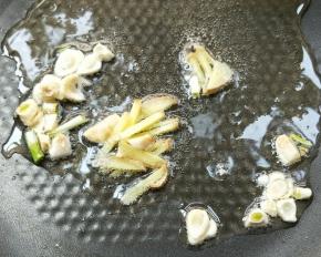 起油锅，放姜丝，蒜末。