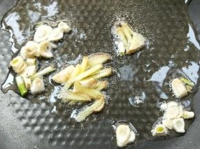 起油锅，放姜丝，蒜末。