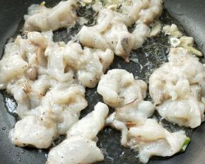 大火，下虾片滑炒至变色。