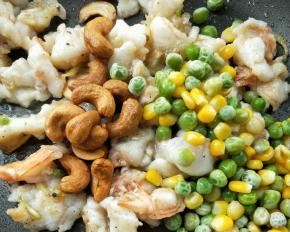 倒入腰果，青豆玉米粒。