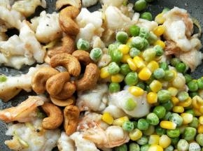 倒入腰果，青豆玉米粒。