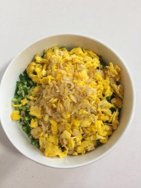 炒好的鸡蛋虾皮晾凉后倒入切好的韭菜中。