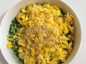 炒好的鸡蛋虾皮晾凉后倒入切好的韭菜中。