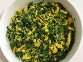 加入少许盐，少许鸡精，香油翻拌均匀即可。