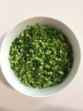 韭菜洗净晾干水分切成末备用。