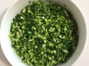 韭菜洗净晾干水分切成末备用。