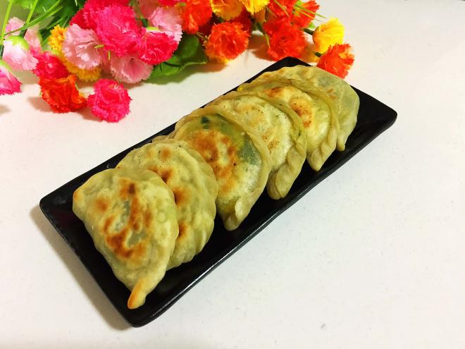 鸡蛋虾皮韭菜盒子