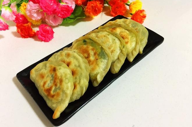 鸡蛋虾皮韭菜盒子