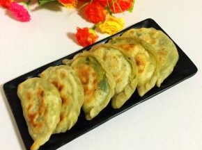 皮薄馅儿多的鸡蛋虾皮韭菜盒子就做好啦，色泽金黄是不是很诱人啊？