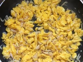 倒入虾皮翻炒片刻，使虾皮也均匀的沾满油脂。