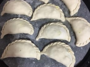 电饼铛提前预热，铺一层油纸，倒入适量的油，把包好的鸡蛋虾皮韭菜盒子生胚放进去，盖上电饼铛的盖子。