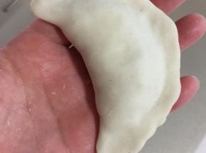 把面皮对折，边缘处捏紧。