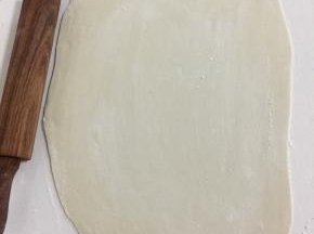 醒好的面团充的排气揉匀，用擀面杖擀成硬币厚的薄片。（也可以搓成长条状，分成若干小挤子再擀成小圆片，总之你觉得怎么顺手怎么简单怎么来操作就可以啦！）