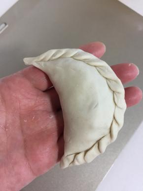 再在边缘处捏上漂亮的花边。