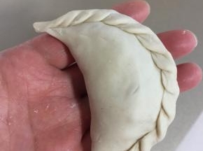 再在边缘处捏上漂亮的花边。