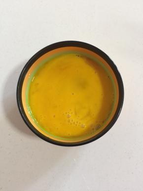 鸡蛋磕入碗中打散备用。