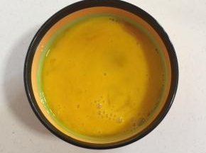 鸡蛋磕入碗中打散备用。
