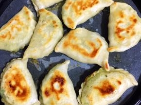 中途翻一次面，煎制两面金黄色即可。