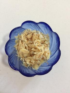 虾皮清洗一下挤干水分备用。