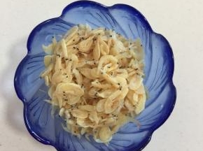 虾皮清洗一下挤干水分备用。