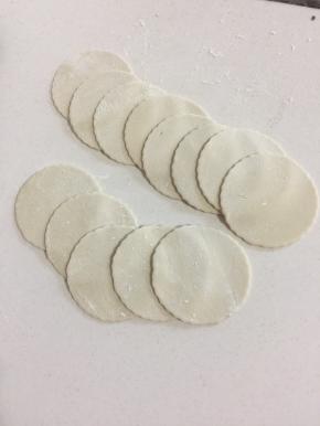 按压好的圆片装在保鲜袋中待用。