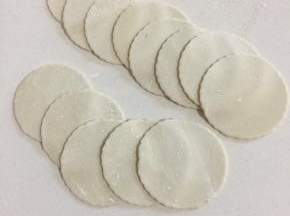 按压好的圆片装在保鲜袋中待用。