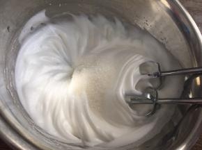 高速打发至有纹路状态，加入三分之一白砂糖