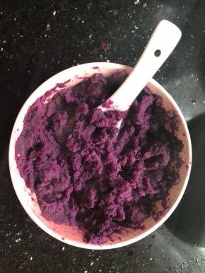 同样紫薯也捣成泥！