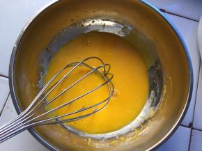 倒入蛋黄中搅拌均匀