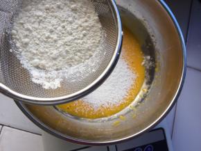 筛入低粉搅拌均匀，Z字型搅拌