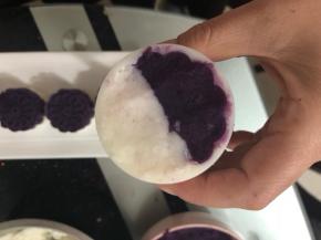 或者也可以左右分，左右各一半用紫薯和山药填满压紧。