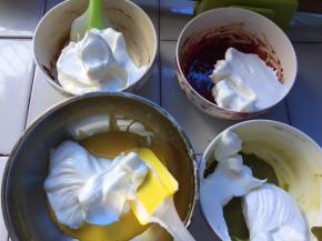 将蛋白均等的分在四个碗里，搅拌均匀，从下往上搅拌