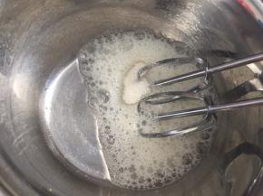 蛋清加入柠檬汁低速打发至粗泡状态，加入三分之一白砂糖