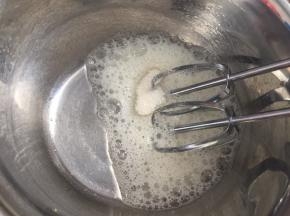蛋清加入柠檬汁低速打发至粗泡状态，加入三分之一白砂糖