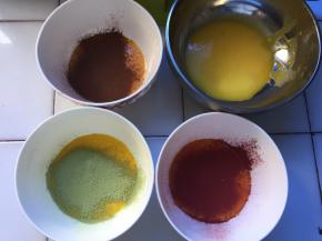 筛入红丝绒，可可，抹茶，搅拌均匀，