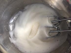 中速打发至粗泡消失，加入三分之一白砂糖