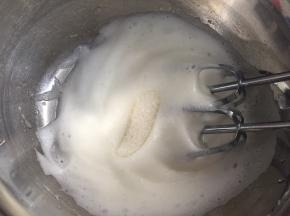 中速打发至粗泡消失，加入三分之一白砂糖