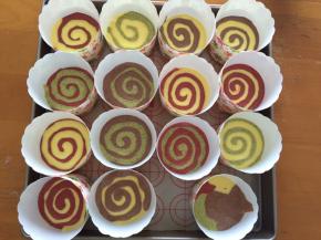 挤好后，剩余的就全部挤入纸杯中就可以了，放入预热好的烤箱150度，20分钟，上下火