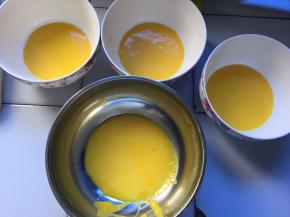 将搅拌好的蛋黄糊分成均等的4份