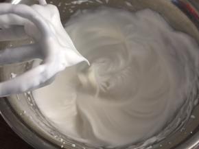 最后继续高速打发至9分发，拉起打蛋头有弯勾状态，