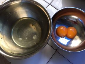 蛋清和蛋黄分离，蛋白盆中应无油无水无蛋黄