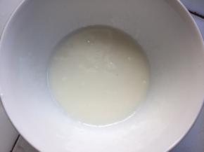 将玉米油和纯牛奶搅拌至乳化状态