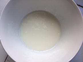 将玉米油和纯牛奶搅拌至乳化状态